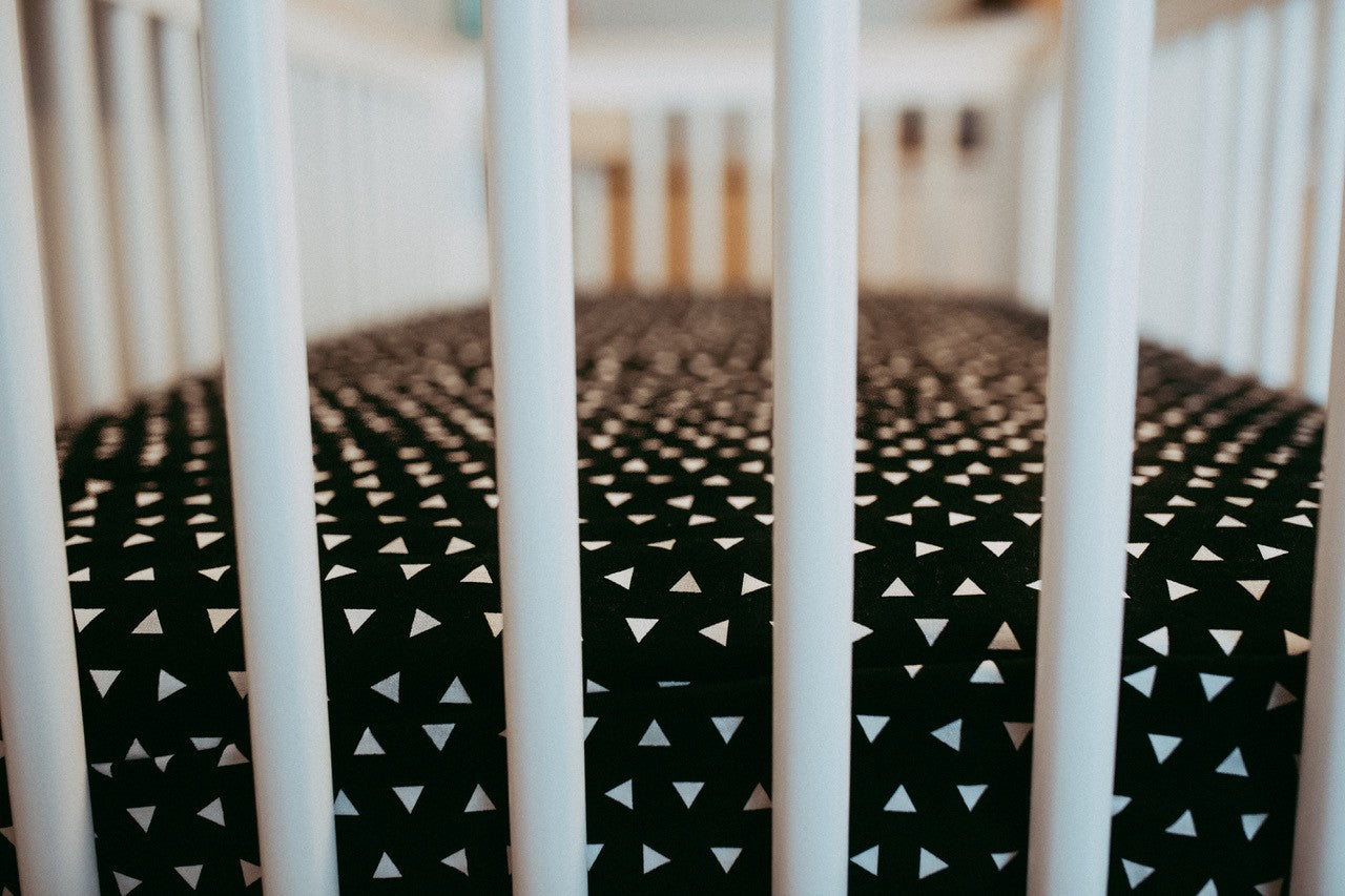 Triangle Fitted Crib Sheet Black and White - Olli+Lime